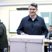 Zagreb: Zoran Milanović u društvu supruge glasovao na predsjedničkim izborima