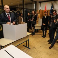 Zagreb: Predsjednički kandidat Mislav Kolakušić glasovao na izborima za predsjednika RH