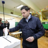 Zagreb - Davor Bernardić glasa na biračkom mjestu broj 156