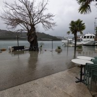 Skradin: Visoki vodostaj rijeke Krke i velike kiše uzrokovale su poplave u centru grada