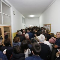 Mostar: Glasači čekaju par sati na biralištu kako bi glasovali na izborima za predsjednika RH