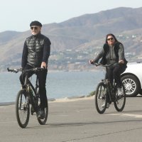 Pierce Brosnan i Keely Shaye Smith