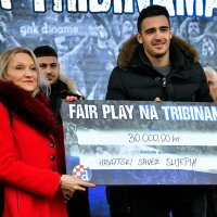 GNK Dinamo - dodjela čekova s donacijama iz kampanje Fair play na tribinama