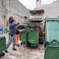 Saniranje i čišćenje smeća nanesenog jakim Jugom u Dubrovniku