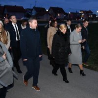 Grabar-Kitarović obišla spomenik Ivi Gregureviću u Orašju i posjetila Franjevački samostan u Tolisi