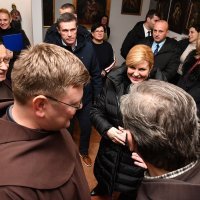 Grabar-Kitarović obišla spomenik Ivi Gregureviću u Orašju i posjetila Franjevački samostan u Tolisi