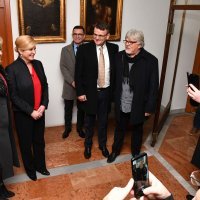 Grabar-Kitarović obišla spomenik Ivi Gregureviću u Orašju i posjetila Franjevački samostan u Tolisi
