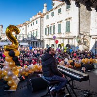 Mia Dimšić na dječjem dočeku Nove godine na Stradunu