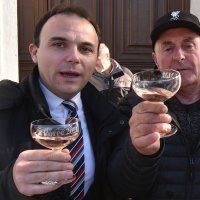 Ususret 2020. godini na glavnom trgu u Poreču postavljena piramida od 2020 čaša za pjenušac