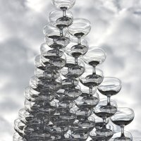 Ususret 2020. godini na glavnom trgu u Poreču postavljena piramida od 2020 čaša za pjenušac