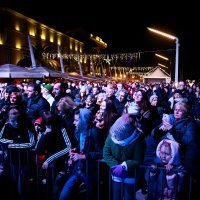 Tomislav Bralić i klapa Intrade zabavljali su publiku na splitskoj rivi