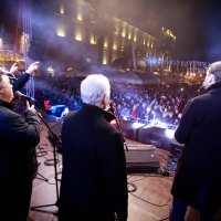 Tomislav Bralić i klapa Intrade zabavljali su publiku na splitskoj rivi