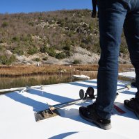 Djelatnici Hrvatskih voda krenuli sa sanacijom onečišćenja koje je nastalo curenjem mazuta iz bivše tvornice Glinice te postavljanjem disperzanata odnosno upijajućih maramica kako se ne bi zagadio i daljnji vodotok