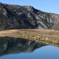Djelatnici Hrvatskih voda krenuli sa sanacijom onečišćenja koje je nastalo curenjem mazuta iz bivše tvornice Glinice te postavljanjem disperzanata odnosno upijajućih maramica kako se ne bi zagadio i daljnji vodotok