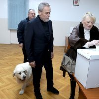 Milan Bandić u društvu supruge Vesne i psa Rudija glasovao u drugom krugu izbora
