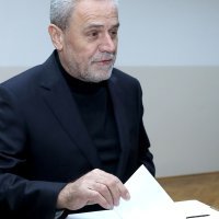 Milan Bandić u društvu supruge Vesne i psa Rudija glasovao u drugom krugu izbora