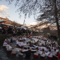 Pravoslavni vjernici u Bugarskoj tradicionalnim plesom i skokom u ledenu vodu slave Bogojavaljanje