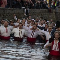 Pravoslavni vjernici u Bugarskoj tradicionalnim plesom i skokom u ledenu vodu slave Bogojavaljanje