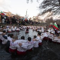 Pravoslavni vjernici u Bugarskoj tradicionalnim plesom i skokom u ledenu vodu slave Bogojavaljanje