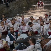 Pravoslavni vjernici u Bugarskoj tradicionalnim plesom i skokom u ledenu vodu slave Bogojavaljanje