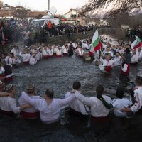 Pravoslavni vjernici u Bugarskoj tradicionalnim plesom i skokom u ledenu vodu slave Bogojavaljanje