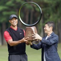 Yusaku Maezawa i Tiger Woods