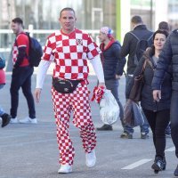 Hrvatski navijači u Grazu čekaju početak utakmice između Hrvatske i Bjelorusije