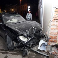 Karlovac: Bježeći od policije zabio se mercedesom u poslovni prostor