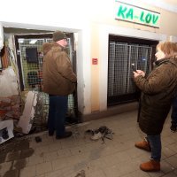 Karlovac: Bježeći od policije zabio se mercedesom u poslovni prostor