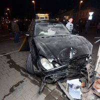 Karlovac: Bježeći od policije zabio se mercedesom u poslovni prostor