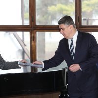 Novoizabrani predsjednik Zoran Milanović i Đuro Sessa (DIP)
