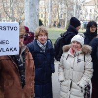 Prosvjednici s transparentima protiv Milana Bandića ispred Županijskoga suda u Zagrebu