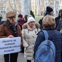Prosvjednici s transparentima protiv Milana Bandića ispred Županijskoga suda u Zagrebu