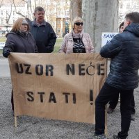 Prosvjednici s transparentima protiv Milana Bandića ispred Županijskoga suda u Zagrebu