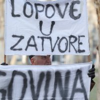 Prosvjednici s transparentima protiv Milana Bandića ispred Županijskoga suda u Zagrebu