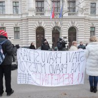 Prosvjednici s transparentima protiv Milana Bandića ispred Županijskoga suda u Zagrebu