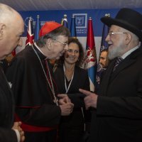 Rabin Yisrael Meir Lau u razgovoru s biskupom Kurtom Kochom, predsjednikom Papinskog vijeća za promicanje jedinstva kršćana, i Moshom Kantor organizatorom Petog svjetskog foruma o holokaustu.