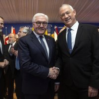 Njemački predsjednik Frank-Walter Steinmeier rukuju se s izraelskim oporbenim vođom Bennyjem Gantzom