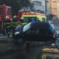 Zadarski vatrogasci izvukli vozilo koje je zamalo završilo u moru