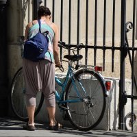 Zbog nedostatka adekvatnih mjesta za vezanje, bicikli parkirani po cijelom gradu