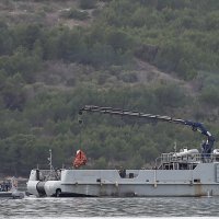 Vađenje posljednjih dijelova palog vojnog helikoptera iz mora