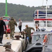 Vađenje posljednjih dijelova palog vojnog helikoptera iz mora