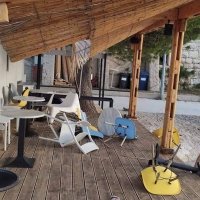 Bura otpuhala terasu kafića u Dugom Ratu