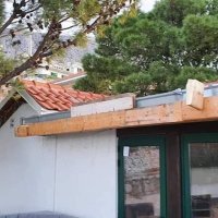 Bura otpuhala terasu kafića u Dugom Ratu