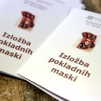 Izložba pokladnih maski u gradskoj knjižnici u Šibeniku