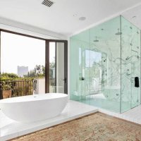 Kupaonica glumca Sama Worthingtona