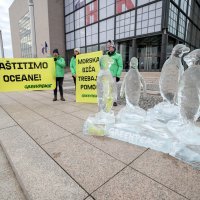 Skulpture pingvina od leda postavljene ispred NSK u sklopu kampanje za zaštitu oceana