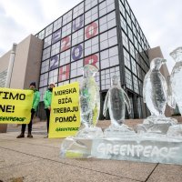 Skulpture pingvina od leda postavljene ispred NSK u sklopu kampanje za zaštitu oceana