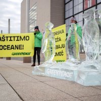 Skulpture pingvina od leda postavljene ispred NSK u sklopu kampanje za zaštitu oceana