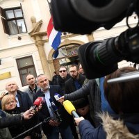 Zagrebačka oporba ispred Vlade